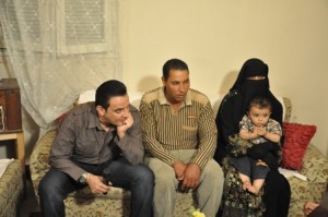 صور الاعلامى طارق علام فى برنامج كلام من دهب مع أسرة طفلة تم أختطافها بالحضان