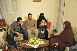 صور الاعلامى طارق علام فى برنامج كلام من دهب مع أسرة طفلة تم أختطافها بالحضان