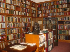مكتبة يوجد فيها .....جميع أنواع الكتب .....سياسية .تاريخية .فنية .كل انواع الكتب