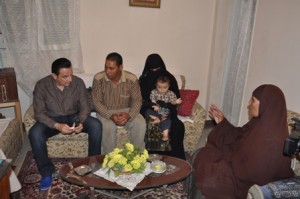 صور الاعلامى طارق علام فى برنامج كلام من دهب مع أسرة طفلة تم أختطافها بالحضانة 