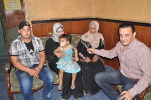 صور الاعلامى طارق علام فى برنامج كلام من دهب مع أسرة عثرت على طفلة على شريط السكة الحديد  
